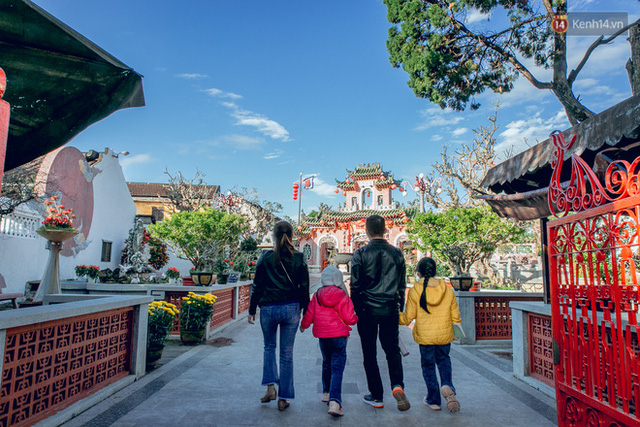  Chùm ảnh Hội An vắng lặng, thưa khách du lịch trong những ngày cuối năm: Phố cổ bình yên, êm đềm đến lạ!  - Ảnh 16.