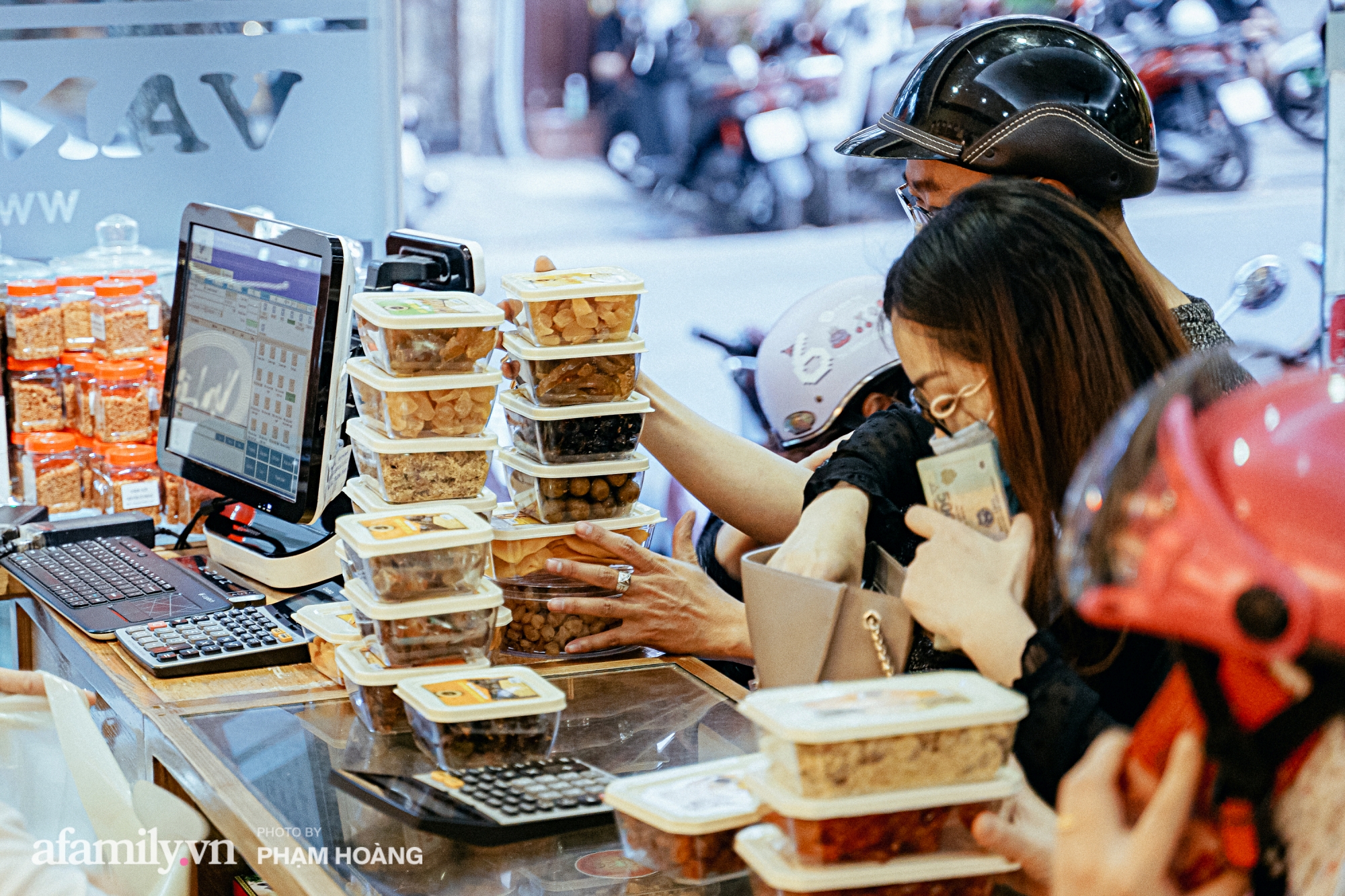 Chuyện về gia tộc kín tiếng chủ tiệm ô mai cổ truyền phố Hàng Da, với 3 thế hệ truyền thừa và lời đồn về món ô mai đặc biệt chỉ được bán đúng 7 ngày giáp Tết - Ảnh 17. Chuyện về gia tộc kín tiếng chủ tiệm ô mai cổ truyền phố Hàng Da, với 3 thế hệ truyền thừa và lời đồn về món ô mai đặc biệt chỉ được bán đúng 7 ngày giáp Tết - Ảnh 17.