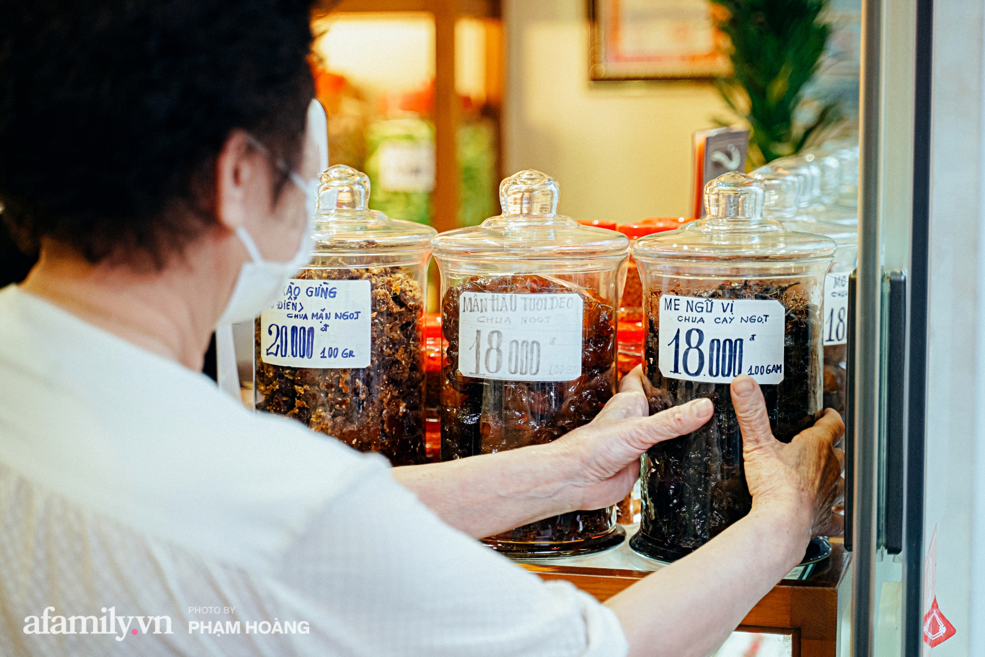 Chuyện về gia tộc kín tiếng chủ tiệm ô mai cổ truyền phố Hàng Da, với 3 thế hệ truyền thừa và lời đồn về món ô mai đặc biệt chỉ được bán đúng 7 ngày giáp Tết - Ảnh 18. Chuyện về gia tộc kín tiếng chủ tiệm ô mai cổ truyền phố Hàng Da, với 3 thế hệ truyền thừa và lời đồn về món ô mai đặc biệt chỉ được bán đúng 7 ngày giáp Tết - Ảnh 18.