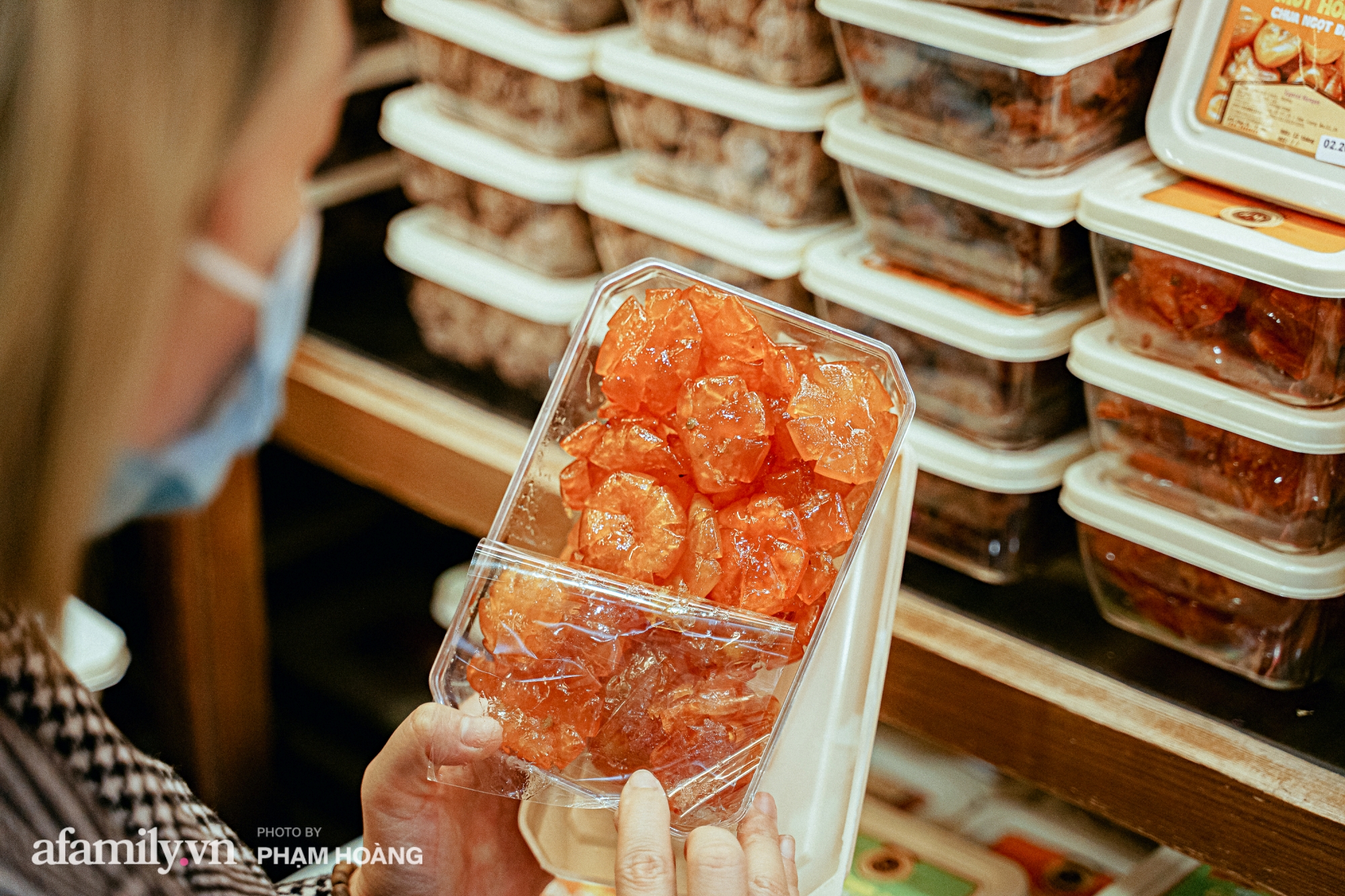 Chuyện về gia tộc kín tiếng chủ tiệm ô mai cổ truyền phố Hàng Da, với 3 thế hệ truyền thừa và lời đồn về món ô mai đặc biệt chỉ được bán đúng 7 ngày giáp Tết - Ảnh 20. Chuyện về gia tộc kín tiếng chủ tiệm ô mai cổ truyền phố Hàng Da, với 3 thế hệ truyền thừa và lời đồn về món ô mai đặc biệt chỉ được bán đúng 7 ngày giáp Tết - Ảnh 20.