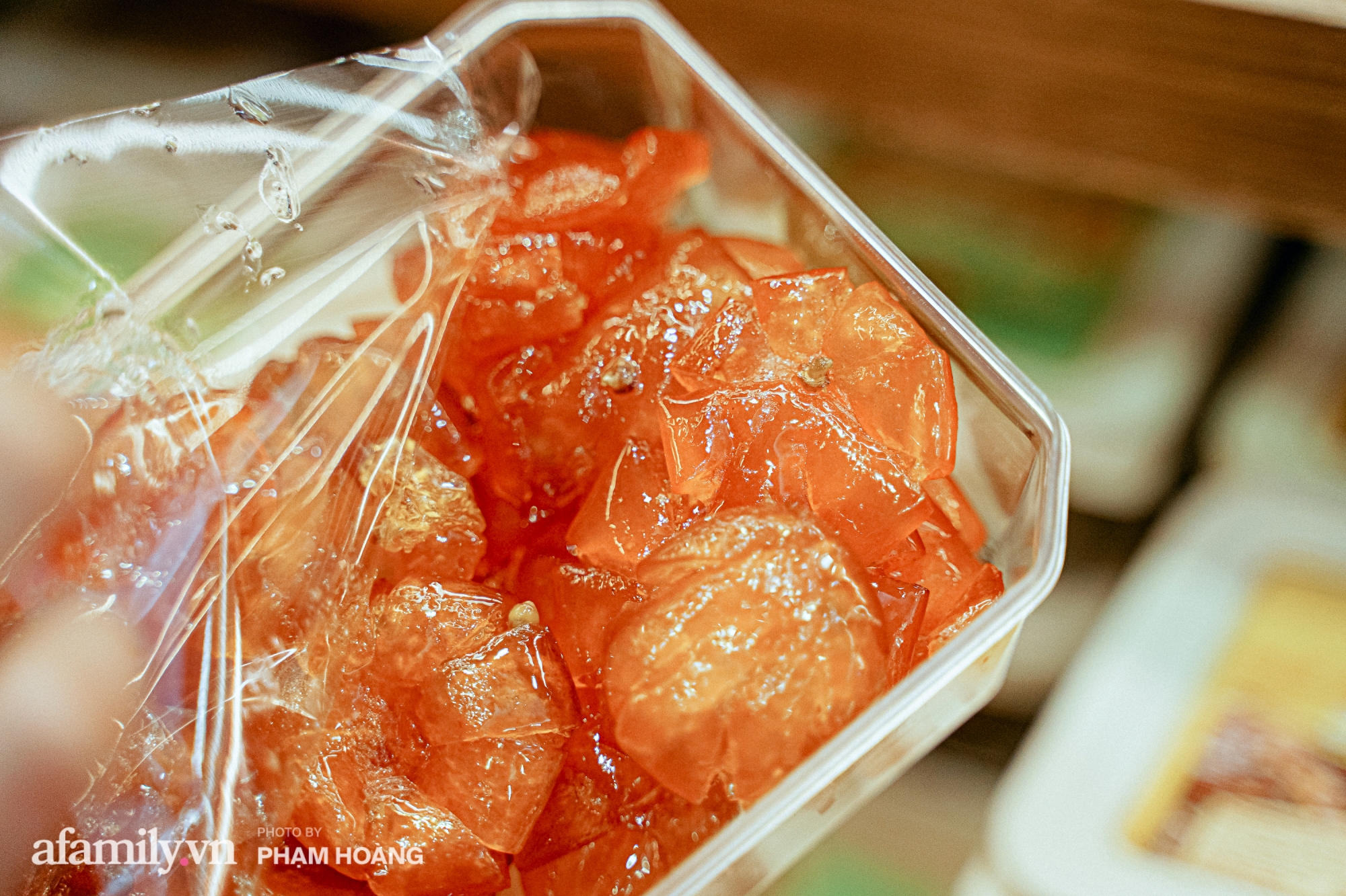 Chuyện về gia tộc kín tiếng chủ tiệm ô mai cổ truyền phố Hàng Da, với 3 thế hệ truyền thừa và lời đồn về món ô mai đặc biệt chỉ được bán đúng 7 ngày giáp Tết - Ảnh 21. Chuyện về gia tộc kín tiếng chủ tiệm ô mai cổ truyền phố Hàng Da, với 3 thế hệ truyền thừa và lời đồn về món ô mai đặc biệt chỉ được bán đúng 7 ngày giáp Tết - Ảnh 21.