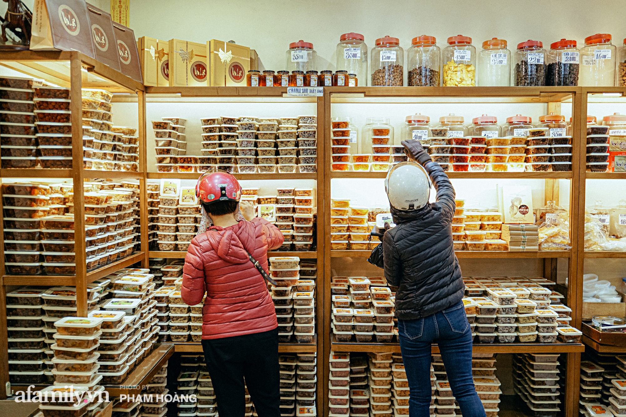 Chuyện về gia tộc kín tiếng chủ tiệm ô mai cổ truyền phố Hàng Da, với 3 thế hệ truyền thừa và lời đồn về món ô mai đặc biệt chỉ được bán đúng 7 ngày giáp Tết - Ảnh 7. Chuyện về gia tộc kín tiếng chủ tiệm ô mai cổ truyền phố Hàng Da, với 3 thế hệ truyền thừa và lời đồn về món ô mai đặc biệt chỉ được bán đúng 7 ngày giáp Tết - Ảnh 7.