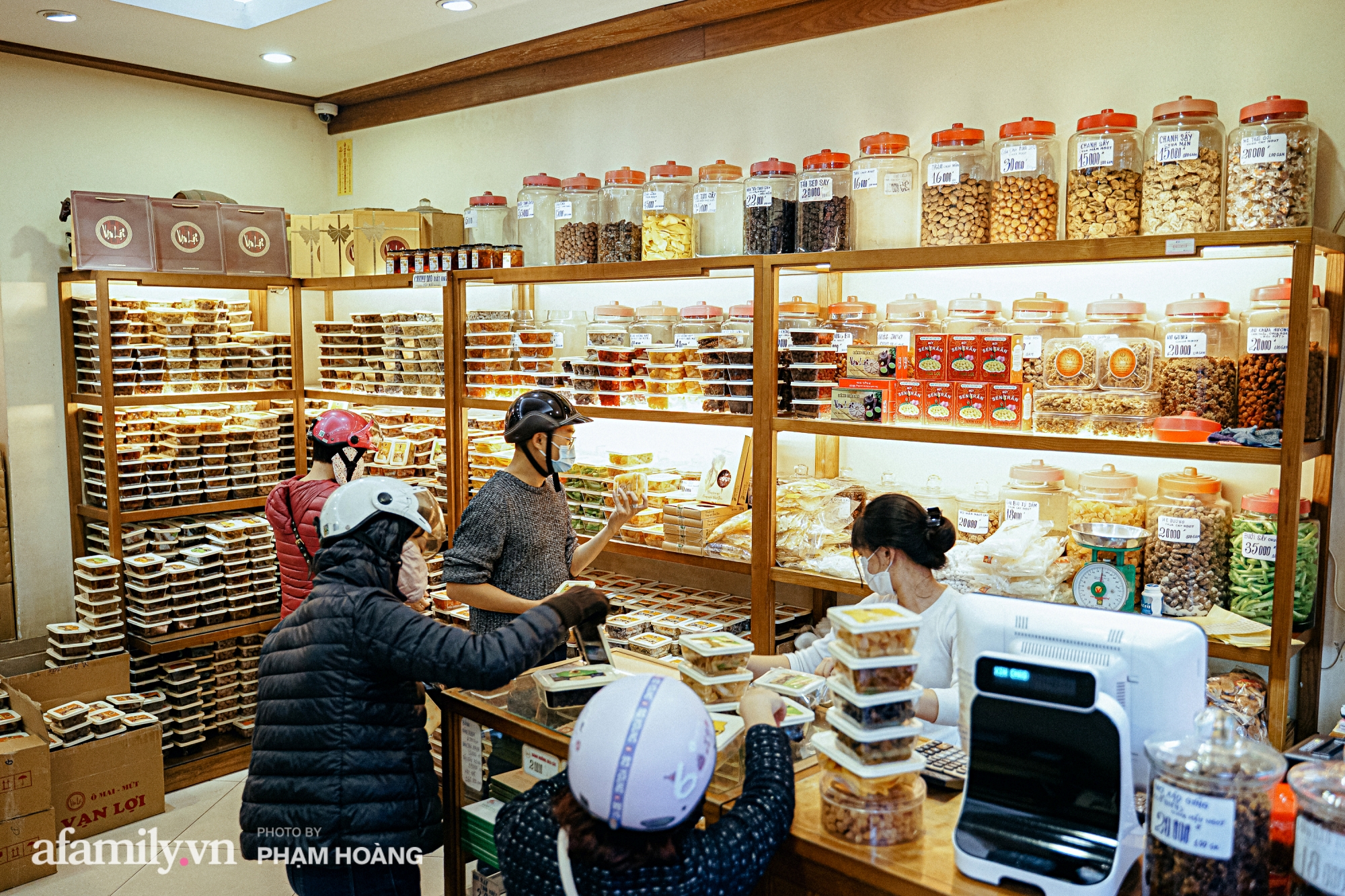 Chuyện về gia tộc kín tiếng chủ tiệm ô mai cổ truyền phố Hàng Da, với 3 thế hệ truyền thừa và lời đồn về món ô mai đặc biệt chỉ được bán đúng 7 ngày giáp Tết - Ảnh 8.