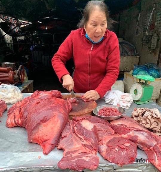 Chợ Hà Nội ngày Mùng 3 Tết, rau xanh tăng nhẹ, thịt bò tăng phi mã - Ảnh 3.