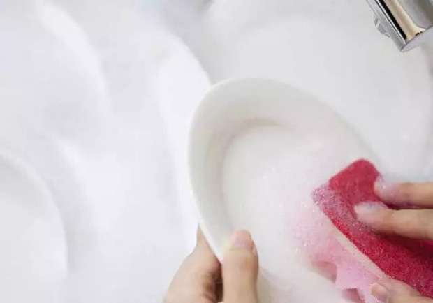 5 sai lầm khi rửa bát khiến vi khuẩn tăng 70.000 lần, không rửa sạch thì bạn sẽ ăn hết chúng vào bụng - Ảnh 1.