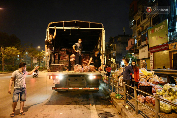 Hà Nội: Hàng chục tấn rau củ quả từ Hải Dương về điểm giải cứu, người dân chờ đợi và mua ngay trong đêm - Ảnh 3.