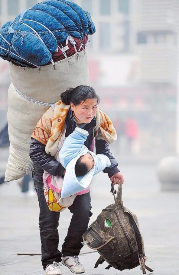     A few months after the shocking photo, the mother in the picture suffers a painful tragedy: How terrifying is poverty in China?  Photo 1.