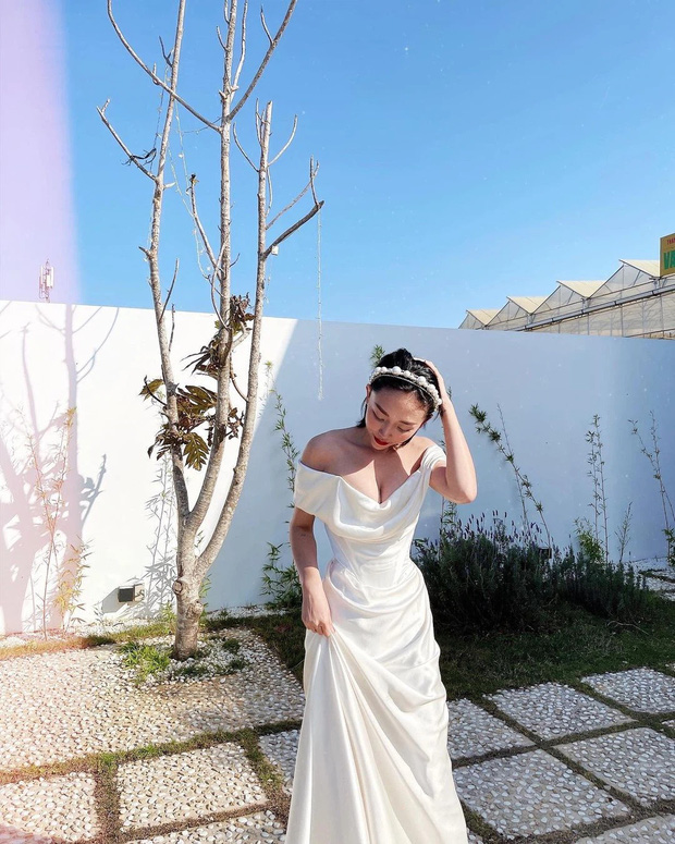 Váy cưới của Tóc Tiên: Váy cổ thuyền cơ bản cho cô dâu vai nhỏ