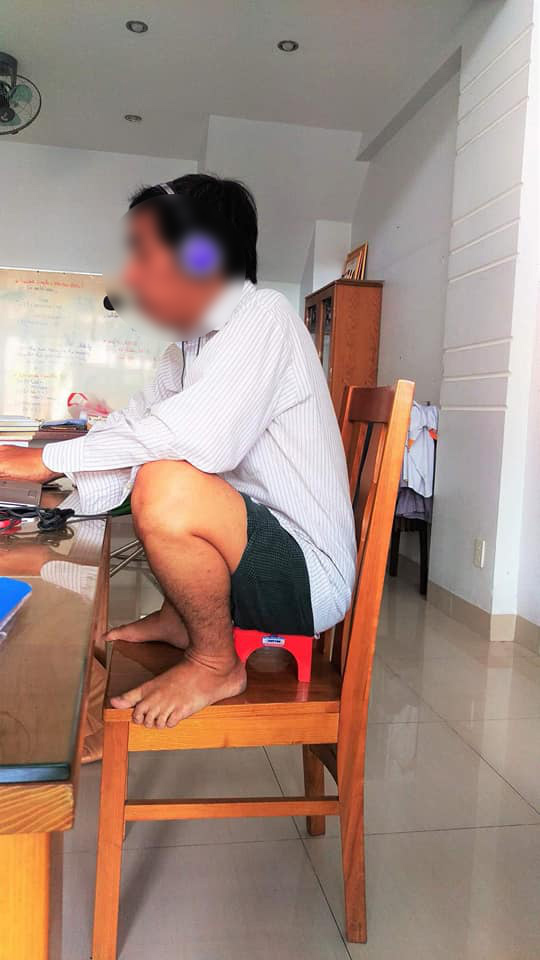 Chùm ảnh cười ra nước mắt khi học sinh học online: Trèo hẳn lên bàn để giơ tay mà cô giáo không gọi, đang cắm dở nồi cơm thì thầy điểm danh - Ảnh 11. Chùm ảnh cười ra nước mắt khi học sinh học online: Trèo hẳn lên bàn để giơ tay mà cô giáo không gọi, đang cắm dở nồi cơm thì thầy điểm danh - Ảnh 11.
