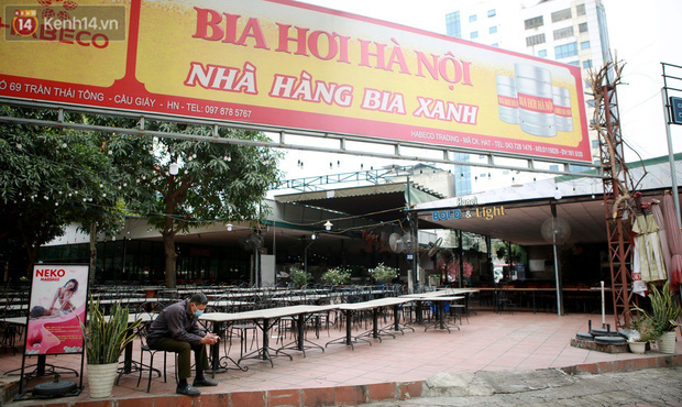 Ảnh: Hàng quán Hà Nội nơi đìu hiu, nơi phải đóng cửa vì ảnh hưởng của dịch Covid -19 - Ảnh 4. Ảnh: Hàng quán Hà Nội nơi đìu hiu, nơi phải đóng cửa vì ảnh hưởng của dịch Covid -19 - Ảnh 4.