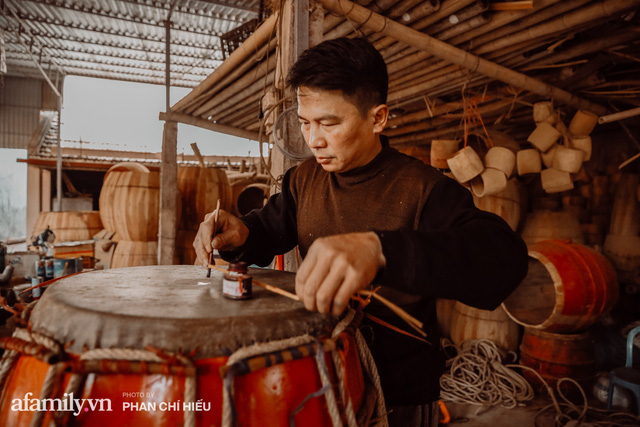  Chuyện khó tin về một dòng họ mất tận nửa năm để đi tìm tấm da trâu đặc biệt làm chiếc trống lớn nhất Việt Nam chào đón năm Tân Sửu 2021!  - Ảnh 4.