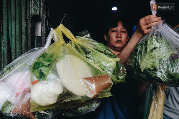 Ảnh: Người Sài Gòn tấp nập mua cá lóc cúng ông Công ông Táo, chủ tiệm nướng mỏi tay không kịp bán - Ảnh 14.