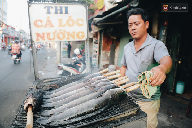 Ảnh: Người Sài Gòn tấp nập mua cá lóc cúng ông Công ông Táo, chủ tiệm nướng mỏi tay không kịp bán - Ảnh 5.