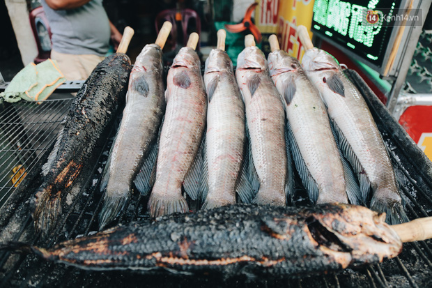 Ảnh: Người Sài Gòn tấp nập mua cá lóc cúng ông Công ông Táo, chủ tiệm nướng mỏi tay không kịp bán - Ảnh 6.
