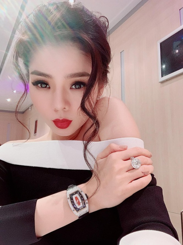 “Nữ hoàng phòng trà” Lệ Quyên và tuổi 40 vạn người mơ ước: Bất động sản, xế hộp hạng sang, BST kim cương gây choáng và chuyện tình mới hé nở với trai trẻ đang gây sốt - Ảnh 6. “Nữ hoàng phòng trà” Lệ Quyên và tuổi 40 vạn người mơ ước: Bất động sản, xế hộp hạng sang, BST kim cương gây choáng và chuyện tình mới hé nở với trai trẻ đang gây sốt - Ảnh 6.