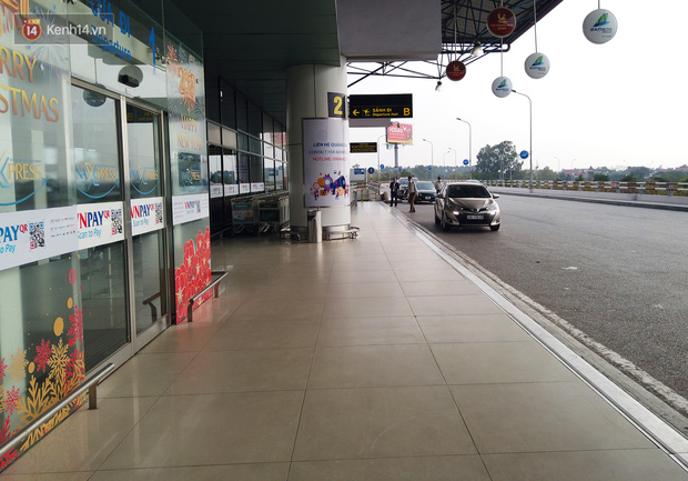Ảnh: Sân bay Nội Bài vắng vẻ cận Tết Nguyên đán, khác hẳn cảnh tượng đông đúc mọi năm - Ảnh 11.