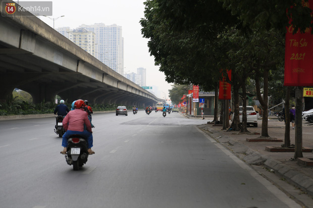 Chủ nhật cuối cùng của năm Canh Tý 2020: Đường phố Hà Nội thông thoáng, bến xe vắng vẻ - Ảnh 13.