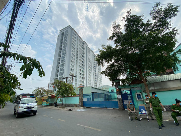 Phong toả chung cư hơn 300 hộ dân ở quận Gò Vấp, hàng quán xung quanh buộc tạm ngưng nhận khách - Ảnh 1.