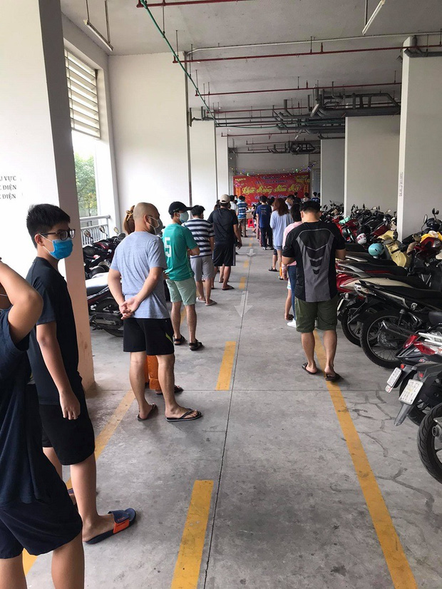 Phong toả chung cư hơn 300 hộ dân ở quận Gò Vấp, hàng quán xung quanh buộc tạm ngưng nhận khách - Ảnh 4.