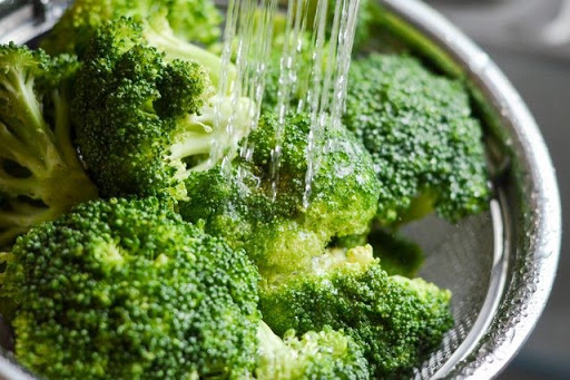 Đây là sai lầm khi ăn rau xanh khiến rau biến chất hoặc mất hết dinh dưỡng, các gia đình Việt cần thay đổi ngay kẻo sinh bệnh - Ảnh 2.