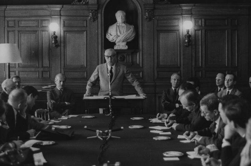 Gia tộc quyền lực nhất thế giới hình thành và phát triển đế chế trong 200 năm qua: Ai nói không ai giàu 3 họ? - Ảnh 2.