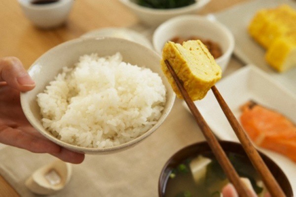 6 thói quen nguy hại khi ăn cơm người Việt cần thay đổi ngay vì khiến cân nặng tăng nhanh chóng lại còn rước đủ thứ bệnh - Ảnh 4.