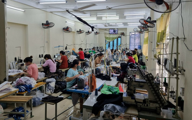 Đột kích xưởng may chỉ sản xuất hàng hiệu nổi tiếng thế giới ở Hưng Yên - Ảnh 1.