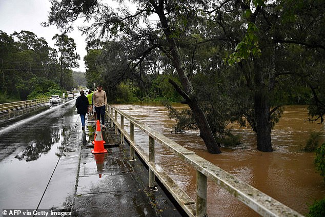 Lần đầu tiên trong 30 năm con đập khổng lồ xả nước: Úc rơi vào ngập lụt nghiêm trọng - Ảnh 3.