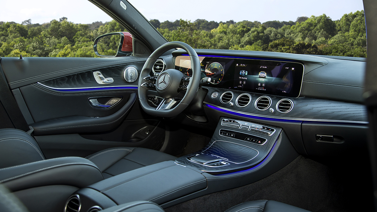Mercedes-Benz E-Class 2021:
Mercedes-Benz E-Class 2021 sẽ đưa bạn tới một trải nghiệm lái xe tuyệt vời với thiết kế tinh tế và nội thất sang trọng. Xem hình ảnh này và cảm nhận sự hòa quyện giữa công nghệ cùng phong cách kiểu dáng hiện đại của xe.