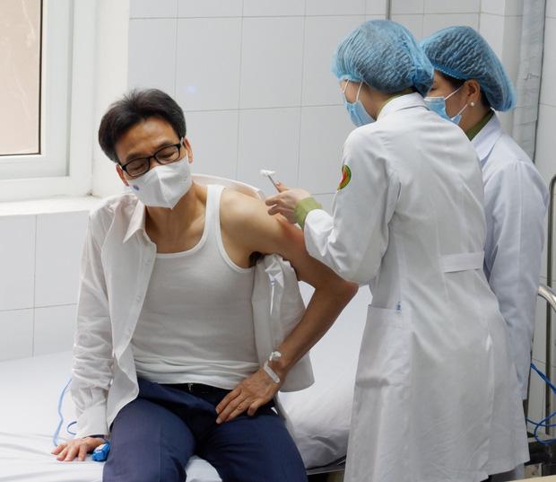 Phó Thủ tướng Vũ Đức Đam tiêm thử nghiệm vaccine phòng Covid-19 made in Vietnam - Ảnh 2.