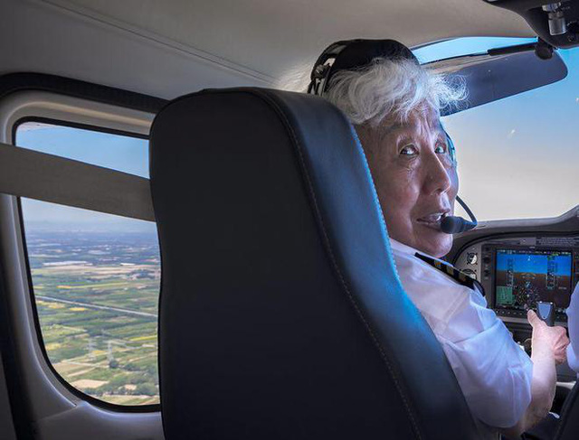 Cụ bà 82 tuổi lái máy bay sau 30 năm “rửa tay gác kiếm: Không giới hạn bản thân, bạn sẽ tìm thấy cho mình một bản ngã khác rực rỡ hơn - Ảnh 1.