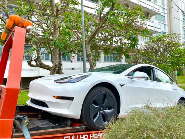 Trường ĐH ở Sài Gòn chơi lớn chi tiền tỷ mua xe ô tô điện Tesla của Elon Musk về cho sinh viên thực hành - Ảnh 1.