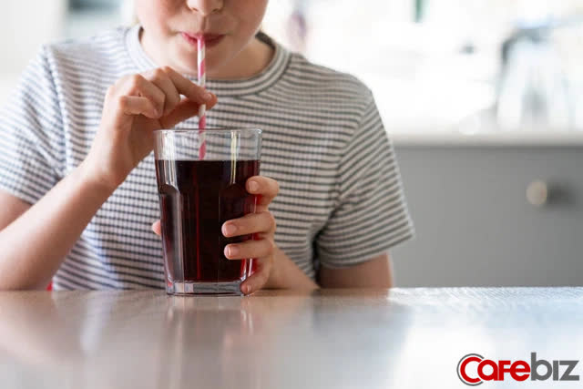 Chiến dịch marketing nhớ đời của Coca-Cola: Tung ra lon Coke chứa nước clo thối như mùi xì hơi, ‘đốt sạch’ 100 triệu USD trong 23 ngày - Ảnh 1.