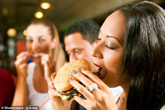 Ăn thực phẩm siêu chế biến mỗi ngày có thể tăng nguy cơ tử vong vì bệnh tim lên 9%: Danh sách siêu thực phẩm cần tránh - Ảnh 2.