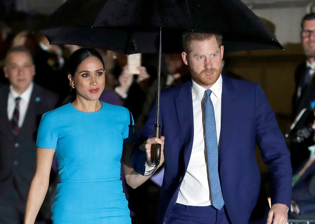 Vô tình hay cố ý? Cứ khi hoàng gia Anh có sự kiện trọng đại, vợ chồng Meghan lại có cách “giật spotlight” đầy tình cờ như thế này - Ảnh 4.