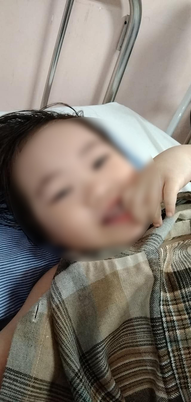 Bé gái 3 tuổi rơi từ tầng 12 chung cư đã có thể cười đùa, ca hát: Điều kỳ diệu đã đến, con đã tiến triển rất tốt - Ảnh 1. Bé gái 3 tuổi rơi từ tầng 12 chung cư đã có thể cười đùa, ca hát: Điều kỳ diệu đã đến, con đã tiến triển rất tốt - Ảnh 1.