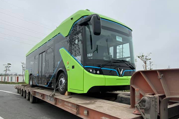 Lộ ảnh xe bus điện VinFast được vận chuyển về Hà Nội - Ảnh 3.