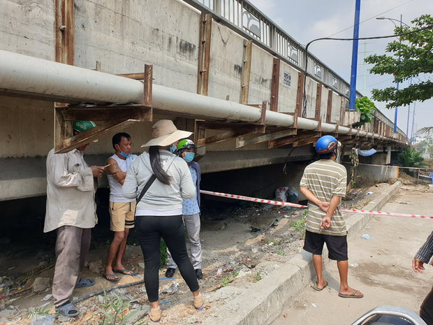 Ảnh: Cận cảnh căn nhà cháy đen khiến 6 người trong gia đình tử vong, xe máy bị thiêu rụi trơ khung - Ảnh 13.