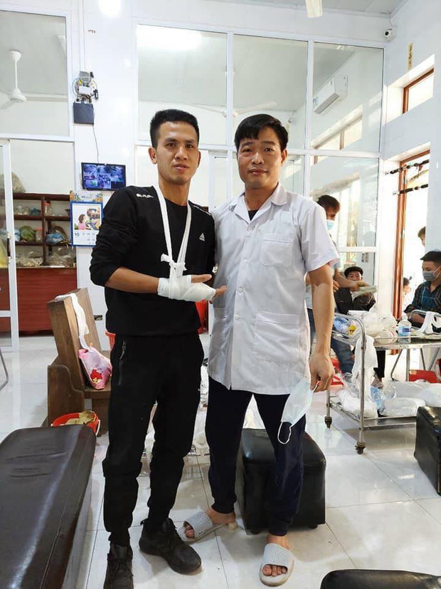 Người hùng Nguyễn Ngọc Mạnh bị rạn xương ngón tay, chưa bắt đầu công việc bình thường - Ảnh 1.