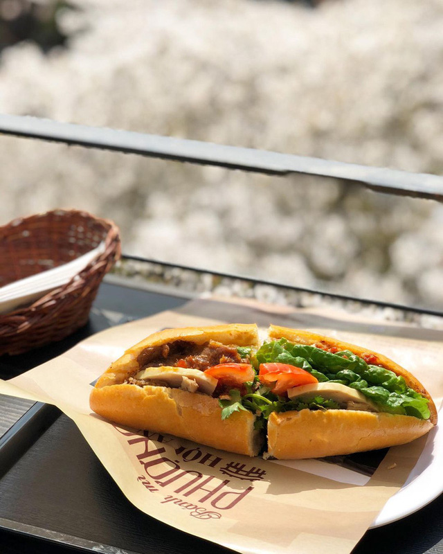  Quá tự hào với 5 tiệm bánh mì made in Vietnam ở nước ngoài: Đắt hàng như tôm tươi, bạn bè quốc tế check in rần rần  - Ảnh 1.