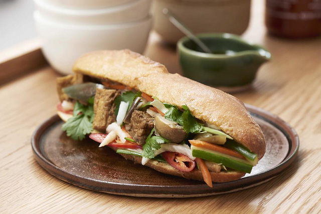  Quá tự hào với 5 tiệm bánh mì made in Vietnam ở nước ngoài: Đắt hàng như tôm tươi, bạn bè quốc tế check in rần rần  - Ảnh 8.