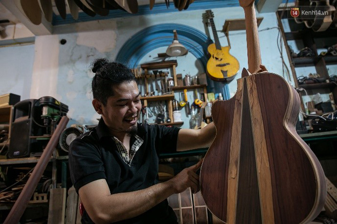 Chàng trai Sài Gòn 15 năm làm đàn guitar handmade: Có người nước ngoài mang bộ gỗ 70 triệu đến đặt mình làm - Ảnh 13.