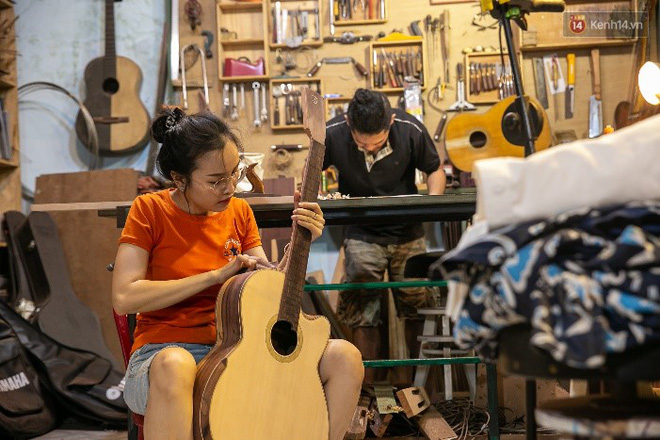 Chàng trai Sài Gòn 15 năm làm đàn guitar handmade: Có người nước ngoài mang bộ gỗ 70 triệu đến đặt mình làm - Ảnh 16.