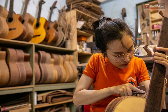 Chàng trai Sài Gòn 15 năm làm đàn guitar handmade: Có người nước ngoài mang bộ gỗ 70 triệu đến đặt mình làm - Ảnh 17.