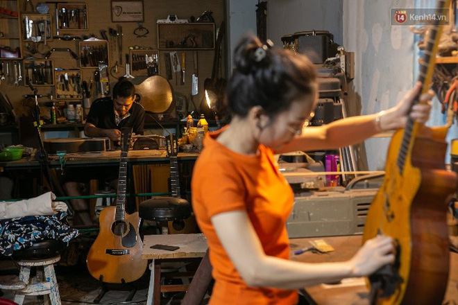 Chàng trai Sài Gòn 15 năm làm đàn guitar handmade: Có người nước ngoài mang bộ gỗ 70 triệu đến đặt mình làm - Ảnh 19.