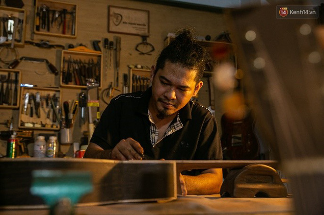Chàng trai Sài Gòn 15 năm làm đàn guitar handmade: Có người nước ngoài mang bộ gỗ 70 triệu đến đặt mình làm - Ảnh 22.