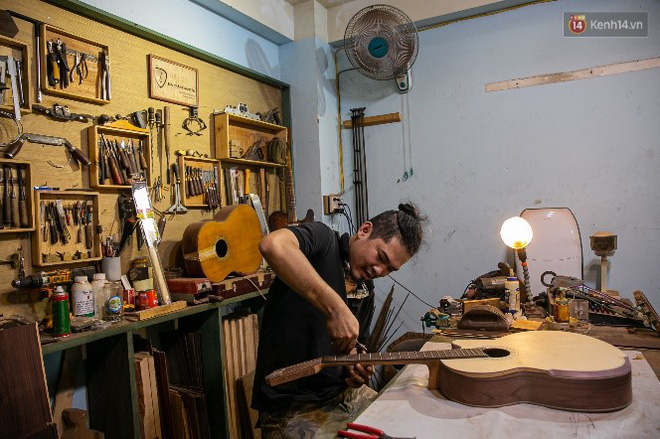 Chàng trai Sài Gòn 15 năm làm đàn guitar handmade: Có người nước ngoài mang bộ gỗ 70 triệu đến đặt mình làm - Ảnh 23.