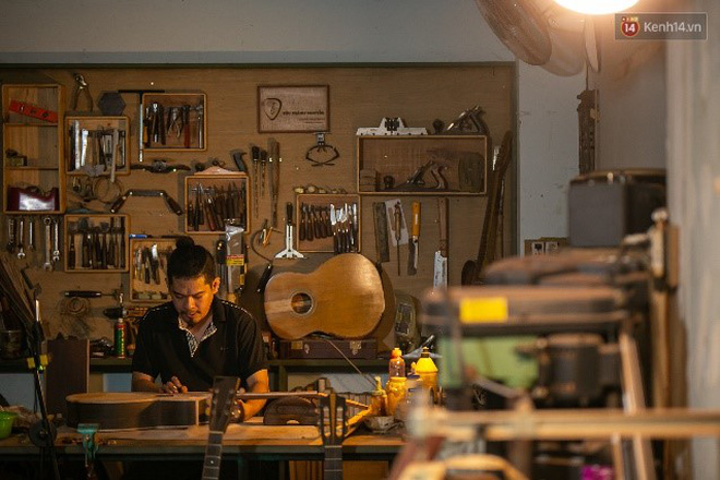 Chàng trai Sài Gòn 15 năm làm đàn guitar handmade: Có người nước ngoài mang bộ gỗ 70 triệu đến đặt mình làm - Ảnh 27.