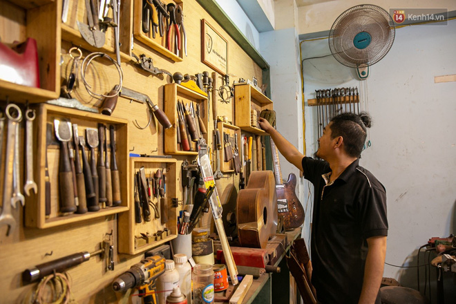 Chàng trai Sài Gòn 15 năm làm đàn guitar handmade: Có người nước ngoài mang bộ gỗ 70 triệu đến đặt mình làm - Ảnh 4.