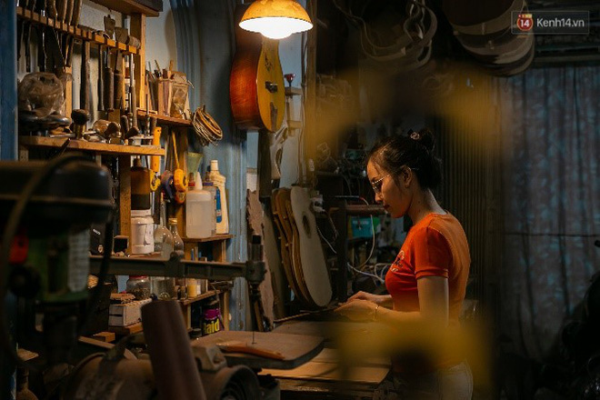 Chàng trai Sài Gòn 15 năm làm đàn guitar handmade: Có người nước ngoài mang bộ gỗ 70 triệu đến đặt mình làm - Ảnh 9.